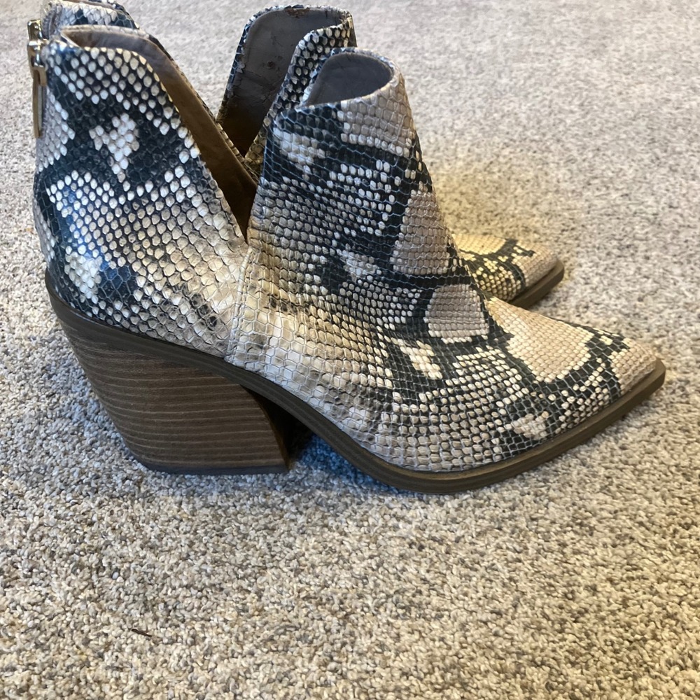 Vince Camuto Gigietta Snakeskin Leather Ankle Bootie Grey Cream 10M Edgy Cowgirl